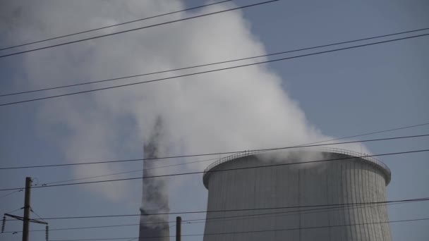 La fumée vient de la cheminée. Pollution atmosphérique. L'écologie. Kiev. Ukraine . — Video