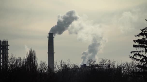 La fumée vient de la cheminée. Pollution atmosphérique. L'écologie. Kiev. Ukraine . — Video
