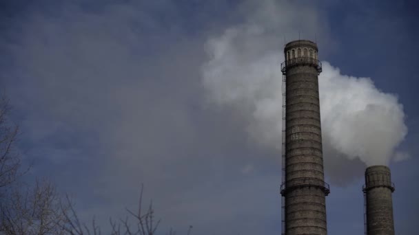 烟从烟囱冒出来. 空气污染。 生态学。 Kyiv 。 乌克兰. — 图库视频影像