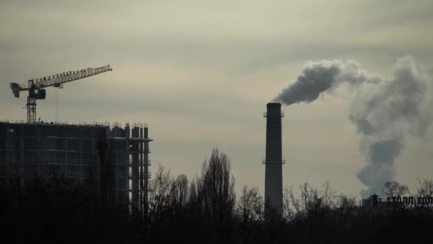 Καπνός βγαίνει από την καμινάδα. Ατμοσφαιρική ρύπανση. Οικολογία. Κίεβο. Ουκρανία. — Αρχείο Βίντεο