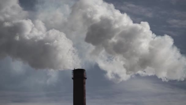 La fumée vient de la cheminée. Pollution atmosphérique. L'écologie. Kiev. Ukraine . — Video