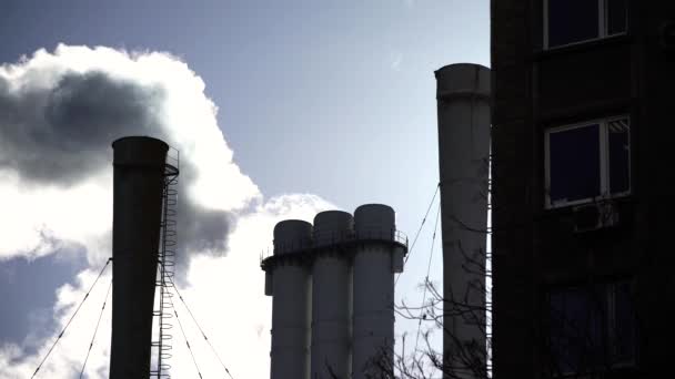 Καπνός βγαίνει από την καμινάδα. Ατμοσφαιρική ρύπανση. Οικολογία. Κίεβο. Ουκρανία. — Αρχείο Βίντεο