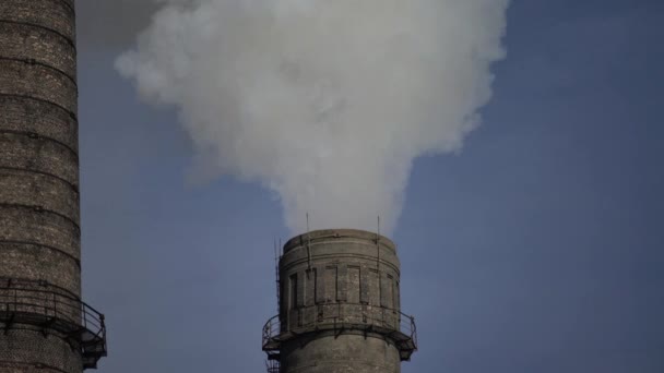La fumée vient de la cheminée. Pollution atmosphérique. L'écologie. Kiev. Ukraine . — Video