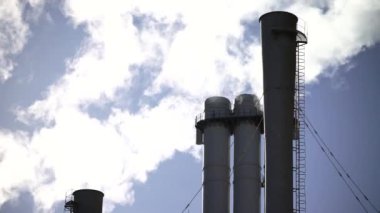 Duman bacadan geliyor. Hava kirliliği. Ekoloji. Kyiv. Ukrayna.