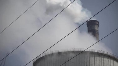 Duman bacadan geliyor. Hava kirliliği. Ekoloji. Kyiv. Ukrayna.