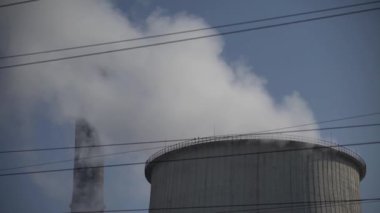 Duman bacadan geliyor. Hava kirliliği. Ekoloji. Kyiv. Ukrayna.