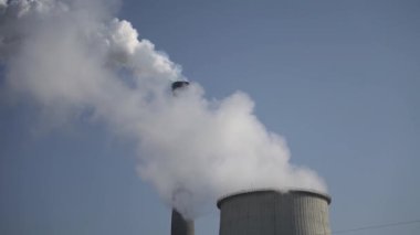 Duman bacadan geliyor. Hava kirliliği. Ekoloji. Kyiv. Ukrayna.