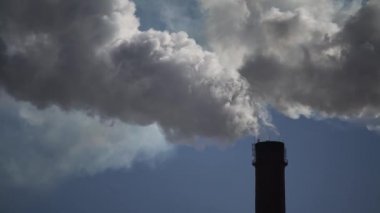 Duman bacadan geliyor. Hava kirliliği. Ekoloji. Kyiv. Ukrayna.