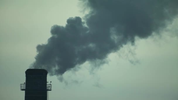 La fumée vient de la cheminée. Pollution atmosphérique. L'écologie. Kiev. Ukraine . — Video