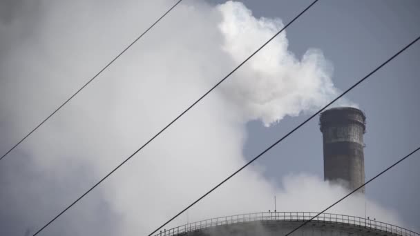 Er komt rook uit de schoorsteen. Luchtverontreiniging. Ecologie. Kiev. Oekraïne. — Stockvideo