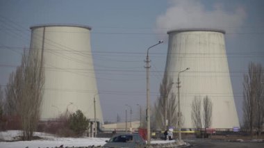 Duman bacadan geliyor. Hava kirliliği. Ekoloji. Kyiv. Ukrayna.