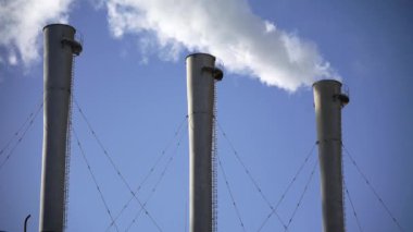 Duman bacadan geliyor. Hava kirliliği. Ekoloji. Kyiv. Ukrayna.