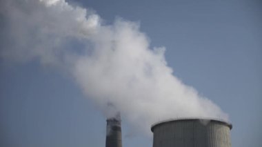 Duman bacadan geliyor. Hava kirliliği. Ekoloji. Kyiv. Ukrayna.