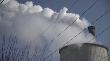 Duman bacadan geliyor. Hava kirliliği. Ekoloji. Kyiv. Ukrayna.