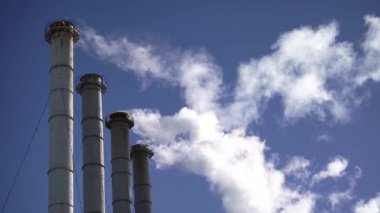 Duman bacadan geliyor. Hava kirliliği. Ekoloji. Kyiv. Ukrayna.