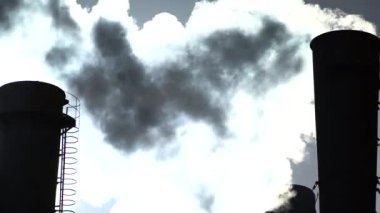 Duman bacadan geliyor. Hava kirliliği. Ekoloji. Kyiv. Ukrayna.