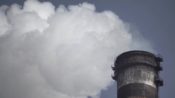 Er komt rook uit de schoorsteen. Luchtverontreiniging. Ecologie. Kiev. Oekraïne. — Stockvideo