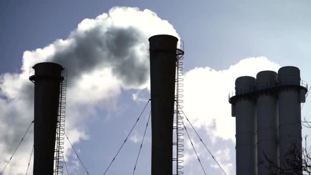 Er komt rook uit de schoorsteen. Luchtverontreiniging. Ecologie. Kiev. Oekraïne. — Stockvideo