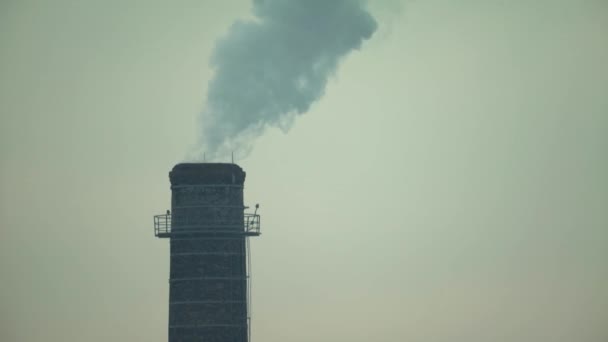 Er komt rook uit de schoorsteen. Luchtverontreiniging. Ecologie. Kiev. Oekraïne. — Stockvideo