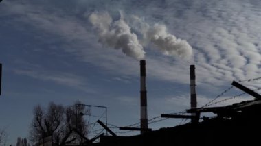 Duman bacadan geliyor. Hava kirliliği. Ekoloji. Kyiv. Ukrayna.