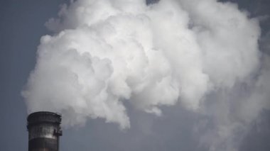 Duman bacadan geliyor. Hava kirliliği. Ekoloji. Kyiv. Ukrayna.