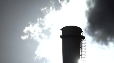 Duman bacadan geliyor. Hava kirliliği. Ekoloji. Kyiv. Ukrayna.