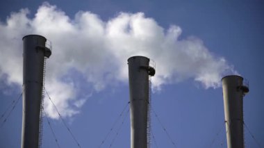 Duman bacadan geliyor. Hava kirliliği. Ekoloji. Kyiv. Ukrayna.