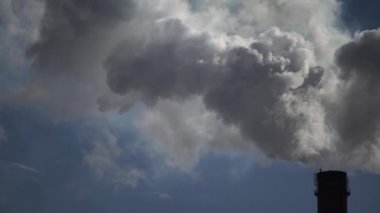 Duman bacadan geliyor. Hava kirliliği. Ekoloji. Kyiv. Ukrayna.