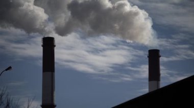 Duman bacadan geliyor. Hava kirliliği. Ekoloji. Kyiv. Ukrayna.