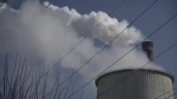 La fumée vient de la cheminée. Pollution atmosphérique. L'écologie. Kiev. Ukraine . — Video