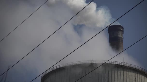 Er komt rook uit de schoorsteen. Luchtverontreiniging. Ecologie. Kiev. Oekraïne. — Stockvideo