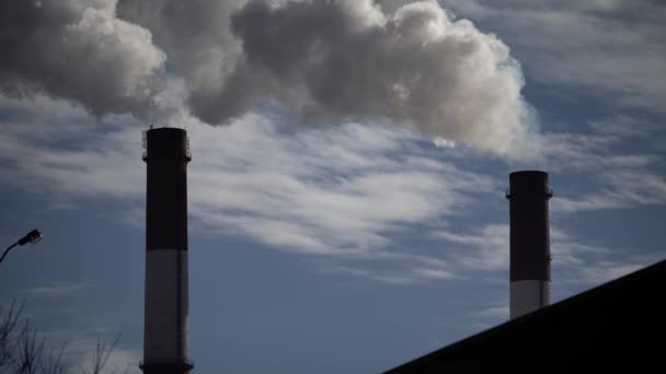 El humo viene de la chimenea. Contaminación atmosférica. Ecología. Kiev. Ucrania . — Vídeos de Stock