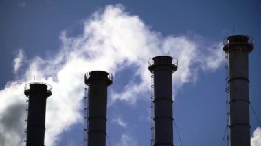 Duman bacadan geliyor. Hava kirliliği. Ekoloji. Kyiv. Ukrayna.