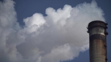 Duman bacadan geliyor. Hava kirliliği. Ekoloji. Kyiv. Ukrayna.