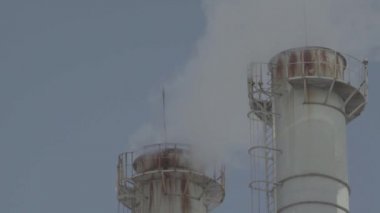 Duman bacadan geliyor. Hava kirliliği. Ekoloji. Kyiv. Ukrayna.