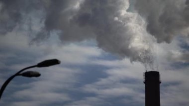 Duman bacadan geliyor. Hava kirliliği. Ekoloji. Kyiv. Ukrayna.