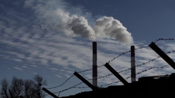 La fumée vient de la cheminée. Pollution atmosphérique. L'écologie. Kiev. Ukraine . — Video