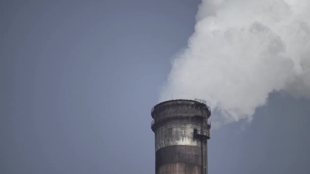 El humo viene de la chimenea. Contaminación atmosférica. Ecología. Kiev. Ucrania . — Vídeo de stock