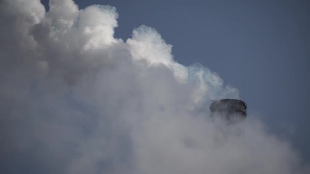 Dym pochodzi z komina. Zanieczyszczenie powietrza. Ekologia. Kijów. Ukraina. — Wideo stockowe