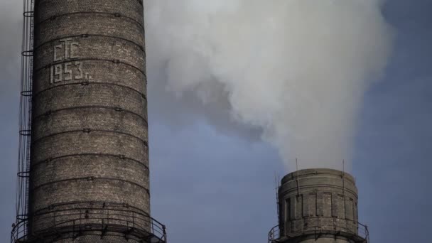 Er komt rook uit de schoorsteen. Luchtverontreiniging. Ecologie. Kiev. Oekraïne. — Stockvideo