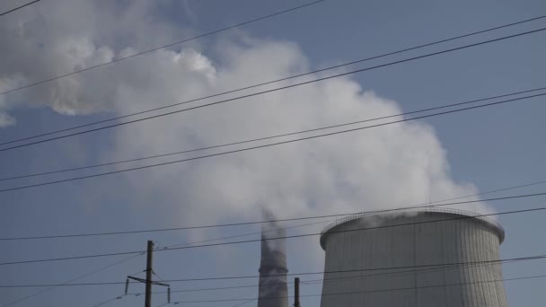 La fumée vient de la cheminée. Pollution atmosphérique. L'écologie. Kiev. Ukraine . — Video