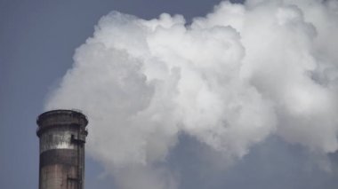 Duman bacadan geliyor. Hava kirliliği. Ekoloji. Kyiv. Ukrayna.