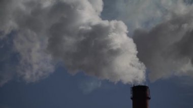 Duman bacadan geliyor. Hava kirliliği. Ekoloji. Kyiv. Ukrayna.