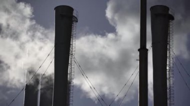 Duman bacadan geliyor. Hava kirliliği. Ekoloji. Kyiv. Ukrayna.