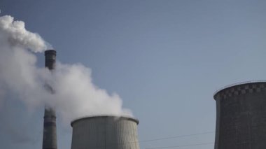 Duman bacadan geliyor. Hava kirliliği. Ekoloji. Kyiv. Ukrayna.