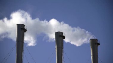 Duman bacadan geliyor. Hava kirliliği. Ekoloji. Kyiv. Ukrayna.