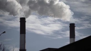 Duman bacadan geliyor. Hava kirliliği. Ekoloji. Kyiv. Ukrayna.