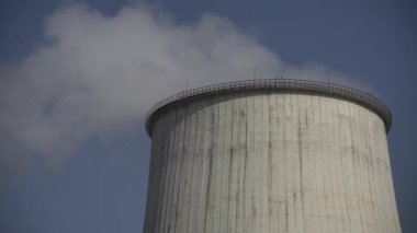 Duman bacadan geliyor. Hava kirliliği. Ekoloji. Kyiv. Ukrayna.