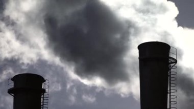 Duman bacadan geliyor. Hava kirliliği. Ekoloji. Kyiv. Ukrayna.