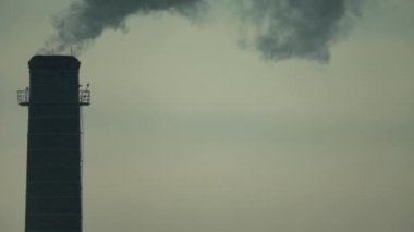 Duman bacadan geliyor. Hava kirliliği. Ekoloji. Kyiv. Ukrayna.
